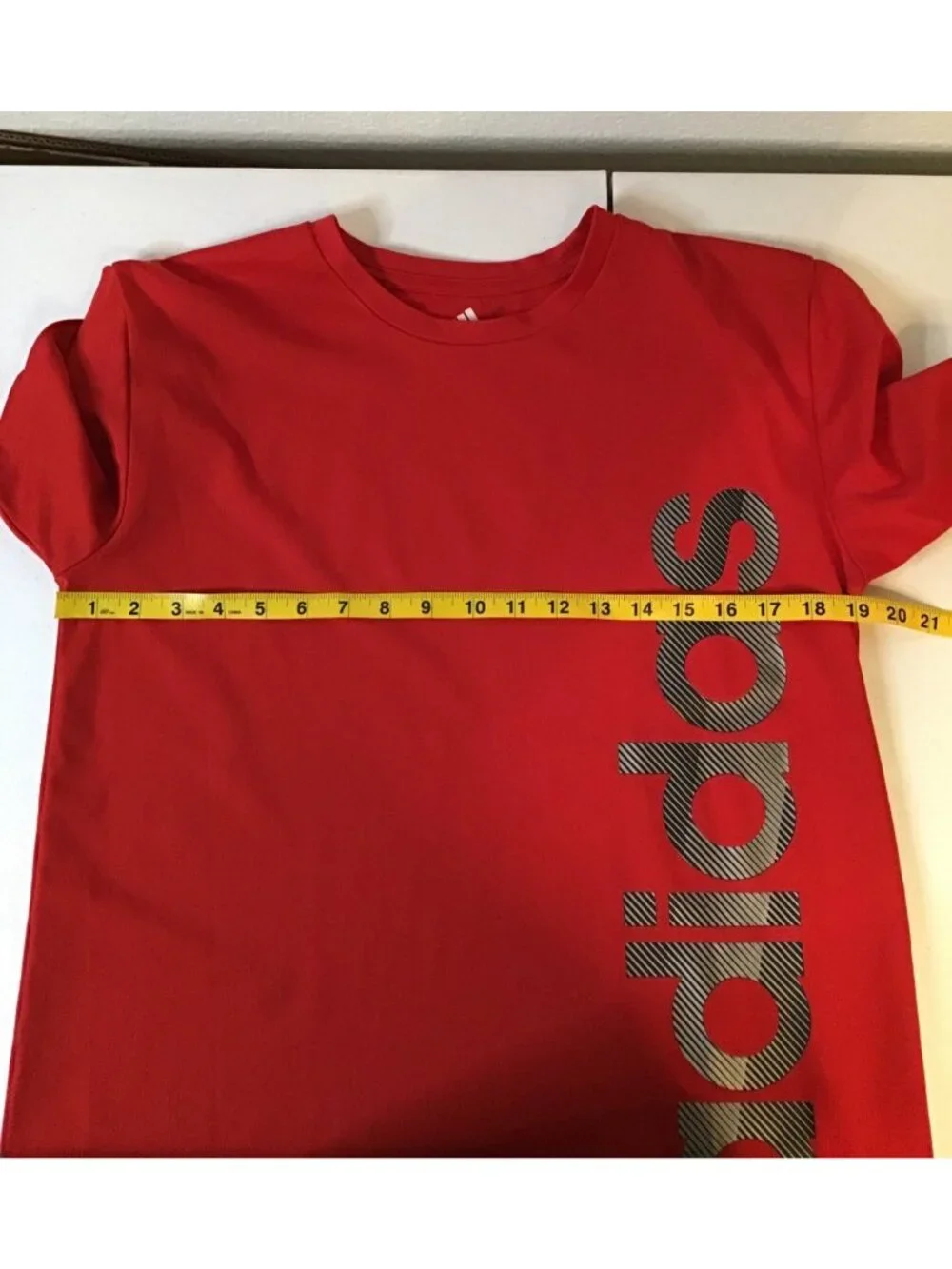 ADIDAS- BOYS SHORT SLEEVE FRONT LOGO GRAPHIC T-SHIRT RED SIZE X- LARGE
